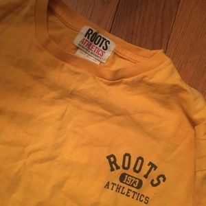Roots men’s long sleeve shirt. Great colour, perfect for fall. Size small.